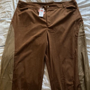 Manchester byxor 4XL - Fina mönstrade Manchester byxor i 4XL, aldrig använda med alla tillhörande prislappar och annat. 