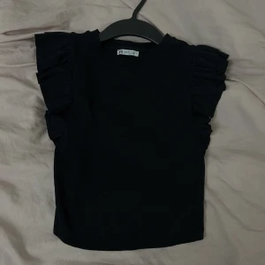 zara topp - bara använd några fåtal gånger, ser ny ut men tvättas såklart innan jag skickar iväg den!💓