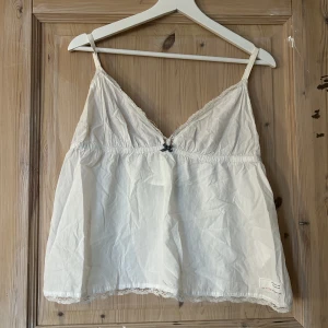 Odd Molly linne  - Odd Molly linne, använd fåtal gånger, storlek M, har band som man kan välja längd så skulle säga att de passar L också 