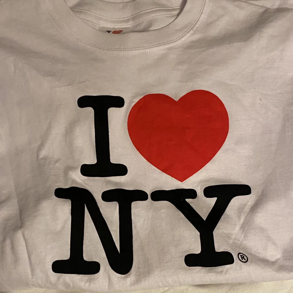 Vit i❤️ new york t-shirt i storlek M Aldrig använd, nyskick . T-paidat.