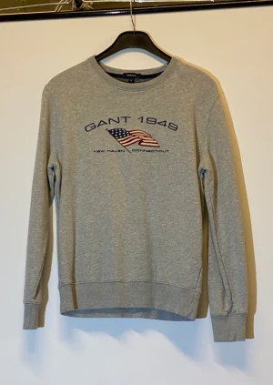 Gant sweater - Grå Gant sweater i storlek M. Super skön och i bra shick. Jätte nice för sommarkvällar! Skriv för frågor