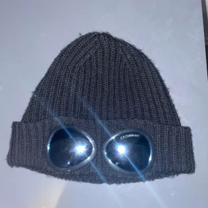 Cp company mössa - Har cp company mössor inne äkta finns 7st kvar jag säljer dom för 500kr st det medföljer med tags