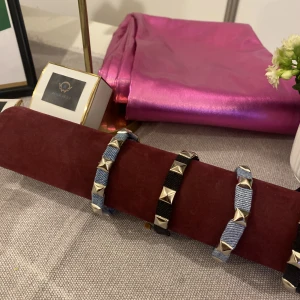 Armband - Hej! Jag gör coola nitarmband på beställning men har även några kvar på lager💕hör av er på DM. Sista bilden är ett av alternativen armbanden kan göras av.