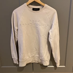 Peak performance tröja  - En tröja från peak performance som är i storlek S. I väldigt bra skick skulle säga 9/10. 