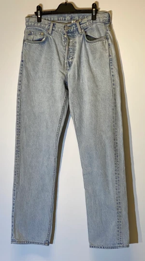Baggy ljusblå jeans  - Baggy ljusblå jeans från weekday W28. Lite slitna längs ned , skriv ifall ni har frågor!