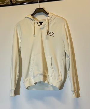 EA7 vit hoodie - Emporio Armani 7 hoodie vit i storlek M. Typ helt oanvänd. Skriv för frågor!