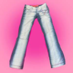 jätte snygga jeans som är köpta på secondhand i Usa (därför vet jag inte hur mycket de är använda) men fortfarande i bra skick och alla fickor sitter bra. köptes för 500kr men pris kan diskuteras.  skriv för fler bilder/bilder hur de sitter på.
