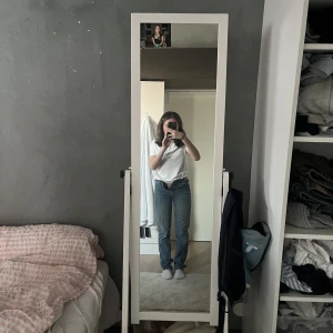 Raka jeans - Byxorna är för små för mig i midjan därför är de öppna. Annars är jeansen i jättebra skick💕💕nypris: 500kr