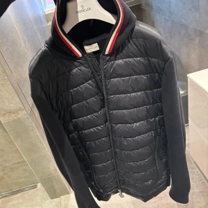 Moncler Cardigan 😍 - Cond: 9/10 inga flaws  Storlek: L Sjukt pris på 6500kr!!  Nypris: 11.000   Denna finns på fler sidor, först till kvarn! 