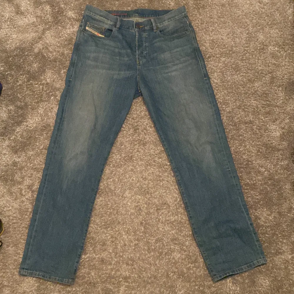 Feta vintage diesel jeans i straight passform och en fin blå färg. Passar mig som är 185 cm mycket bra!!! Skick 9/10. Jeans & Byxor.