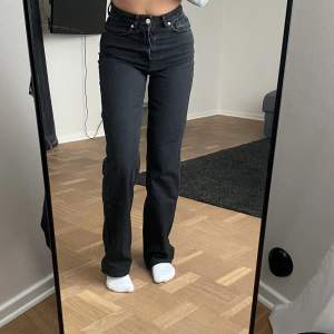 svarta jeans från bikbok i modellen regular wide. i storlek 26, längd 34.  långa på mig som är 172, i mycket fint skick❤️