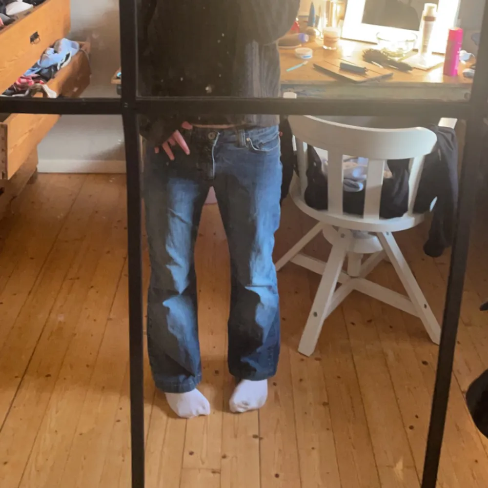 Säljer dessa snygga lågmidjade jeans pågrund av dem har blivit lite förkorta i benen❤️ passar en xs-s ❤️ ej andvända så mycket och inga märken eller annat. Skriv vid frågor eller annat❤️. Jeans & Byxor.