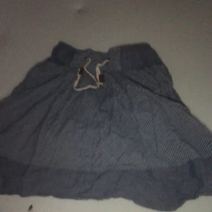 Kläder  - En blå kjol men randigt mönster i vitt. Har knappt använt den och har haft kjolen i flera år. Hämtas på plats i Sollebrunn! 