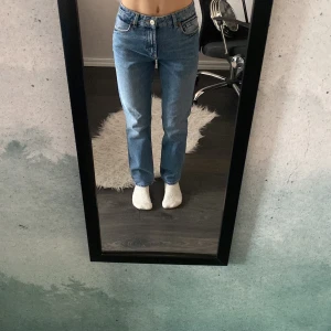 Mid rise jeans - Mid rise jeans från ZARA i stl 36 men passar mig som har 32, jag är 166 och de passar mig precis, nypris 359 kr! Använda max 1 gång