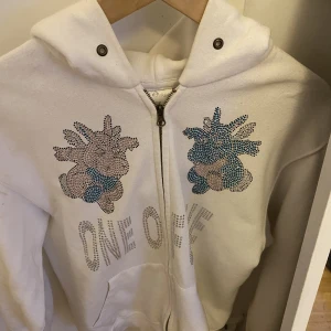 One of one hoodie - Tjena! Säljer nu min one of one hoodie i storlek S. Den är i bra skick och skulle ge den en stadig 8/10 i skick. Skriv i dm om du är intresserad eller vill ha mer info!