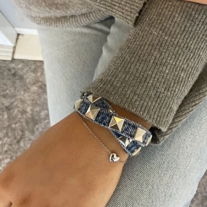 Nit-armband - Säljer detta superfina nitarmband i jeanstyg🙌🏽Har ett flertal exemplar! Frakten tillkommer