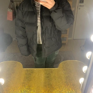 Jacka från weekday - Säljer min jacka från weekday i strl L. Andvänd fåtal gånger, i befintligt skick. Lite större i storleken/ overzized fit 