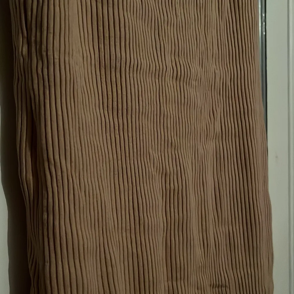 Nudefärgad bodycon klänning i ribbat material. Från /STAY, köpt på carling för 200kr Säljer för 50kr+frakt. Klänningar.