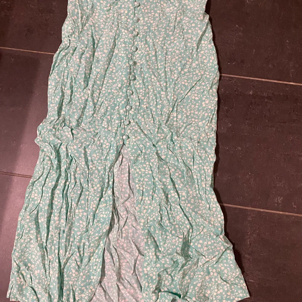 Säljer denna super söta längre kjolen då den inte kommer till användning! Den är knappt använd så den är så gott som ny! Ljus grön med blommigt mönster prefekter till sommaren. . Kjolar.