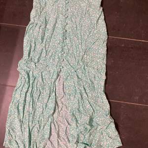 Säljer denna super söta längre kjolen då den inte kommer till användning! Den är knappt använd så den är så gott som ny! Ljus grön med blommigt mönster prefekter till sommaren. 