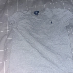 Polo t-shirt  - Köpt för kanske 400 osäker jätte fin på både killar och tjejer fint skick 