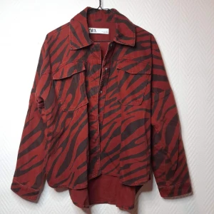 Jeansjacka  - Cool jeansjacka från Zara, lite ”sliten” i looken och skulle säga den sitter lite baggy!