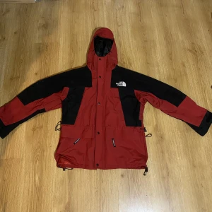 The North Face jacka (Intressekoll) - Använd fåtal gånger inget slitage alls och ser helt ny ut. Är M men sitter som L på mig (endast intressekoll, skriv gärna om intresserad)