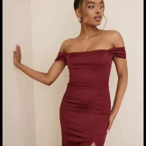 Lång vinröd silkes klänning  - Säljer min balklänning som är använd  endast 1 gång. Fortfarande i jättefint skick! Köpt för över 700 säljer för 400 men pris kan diskuteras