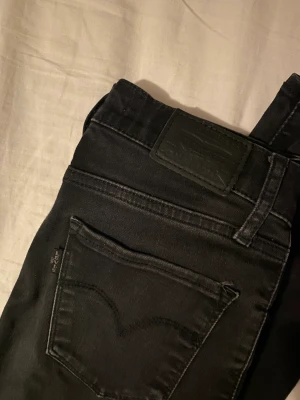 720 High Rise Levi’s Jeans - Svarta 720 High Rise Skinny Jeans i storlek 25. Säljer pga att de är för små annars väldigt fina💓inget bestämt pris, skriv vad du kan tänkas betala!