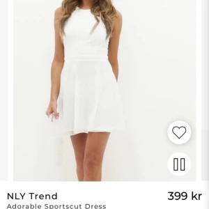 Nelly klänning - Säljer min vita sommarklänning med halterneck, från Nelly. Funkar som konfa klänning elr bara sommarklänning. Använd 2 ggr. Originalpris 399kr