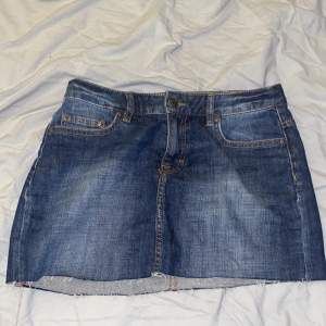 Skit snygg jeans kjol som jag själv har klippt så att den ska vara lite kortare men tyvär är den för stor på mig. Tryck inte på köp nu!!! Kontakta mig för mer info o bilder. Kan gå ner o pris vid snabb affär