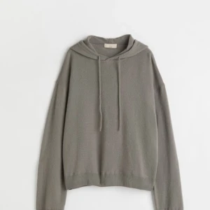 Cashmere hoodie - Säljer denna slutsålda cashmere hoodien från hm. Sparsamt använd något nopprig som går nog att lösa. Blev ett litet hål längst ner på ryggen som är fixat hos skräddaren som man inte kan se därav priset💞NYPRIS: 999kr