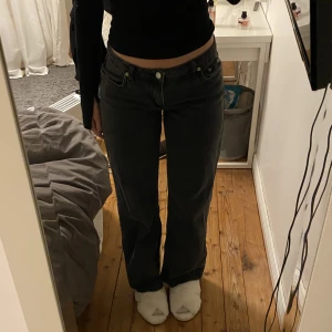 Lågmidjade jeans - Säljer dessa supersöta jeansen från nakd, köpte för 500kr och de är som nya❤️ Jag är 171 cm och passar mig superbra! Köparen står för frakten