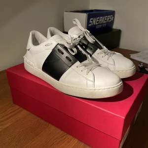 Valentino skor - Säljer nu mina fina Velntino Garavani i färgen svart och allt og följs med (box, skosnören, dust bag). Skick 8.5/10. Vid funderingar, frågor eller mer bilder, skicka ett dm!