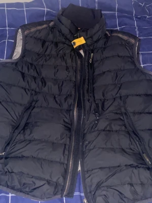 Parajumper väst XL/L funkar som L - Använd bara 1 månad kan sänka priset hör av er i DM!