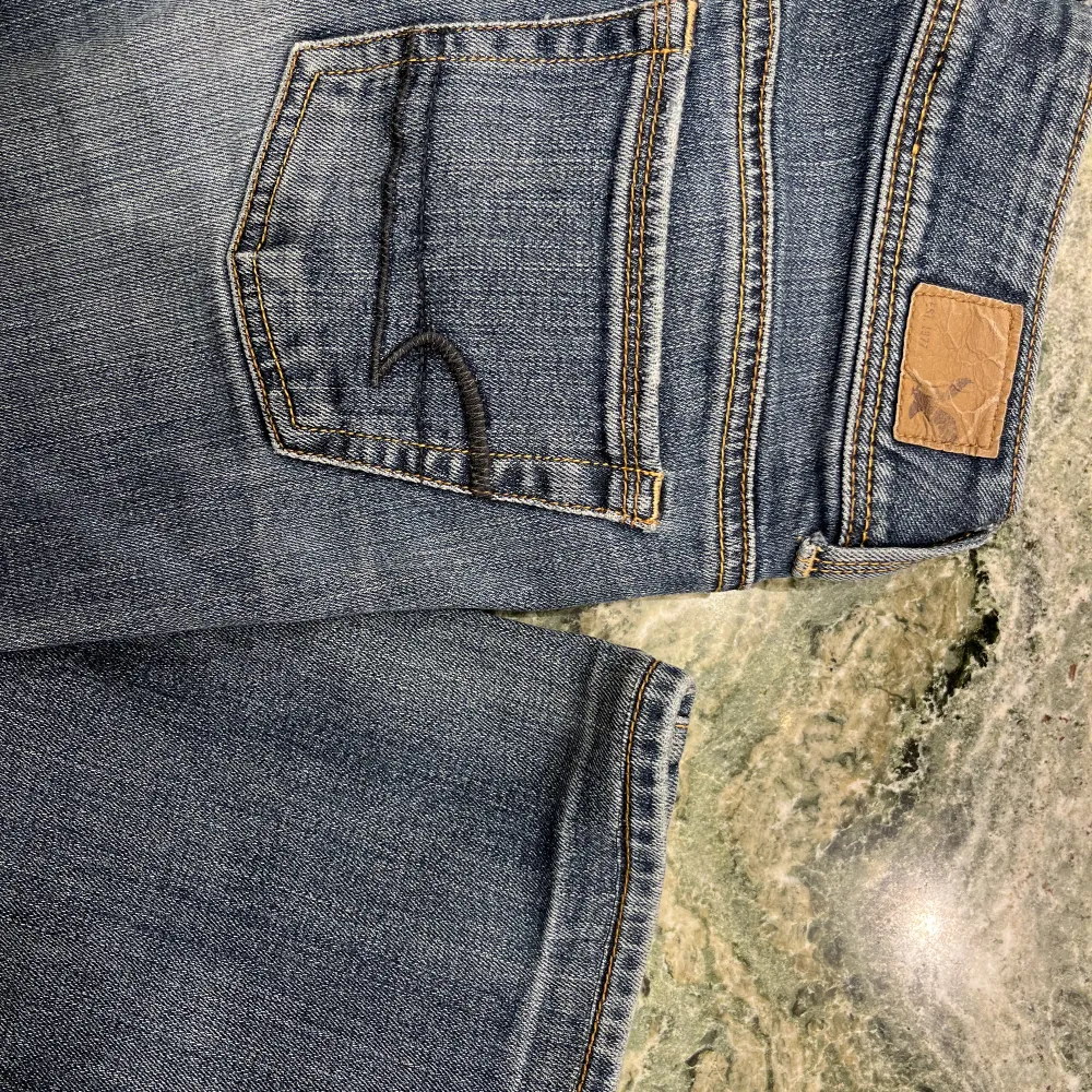 Lågmidjade jeans från American Eagle. Raka / lite utsvängd modell (Kick Boot).. Jeans & Byxor.