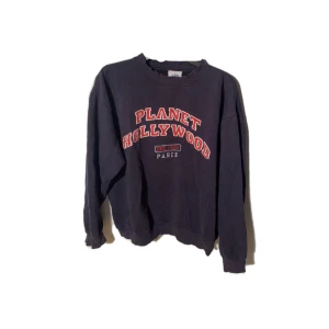 Sweater - Mörkblå sweater med en Hollywood röd text. Hyfsat tjockt material 