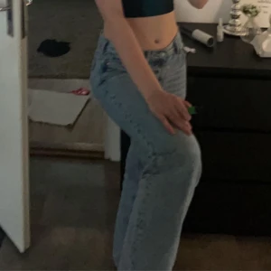 Weekday jeans - Storlek 24/32 (midja & längd) Passar tjejer med längre ben och mindre midja! Använda en gång (på bilden) men legat i garderoben sen dess              