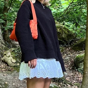 Svart stickad tröja från zara - Svart oversize stickad tröja från zara. Den set lite nopprig ut på bilden men är i fint skick. Säljer då jag behöver pengar.