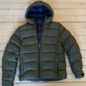 Sail Racing jacka - Sail Racing jacka i bra skick. Storlek L. Mörkgrön med blå insida. Vid kemtvätt togs tryck bort.