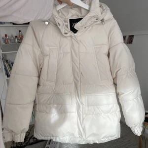 Vit zara puffer - Så snygg puffer jacka från zara som tyvärr är för kort i ärmarna på mig. Knappt använd så mycket bra skick. Priset kan diskuteras vid snabb affär!