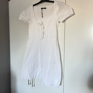 Vit klänning - Passar jättebra till studenten, även helt oanvänd! 
