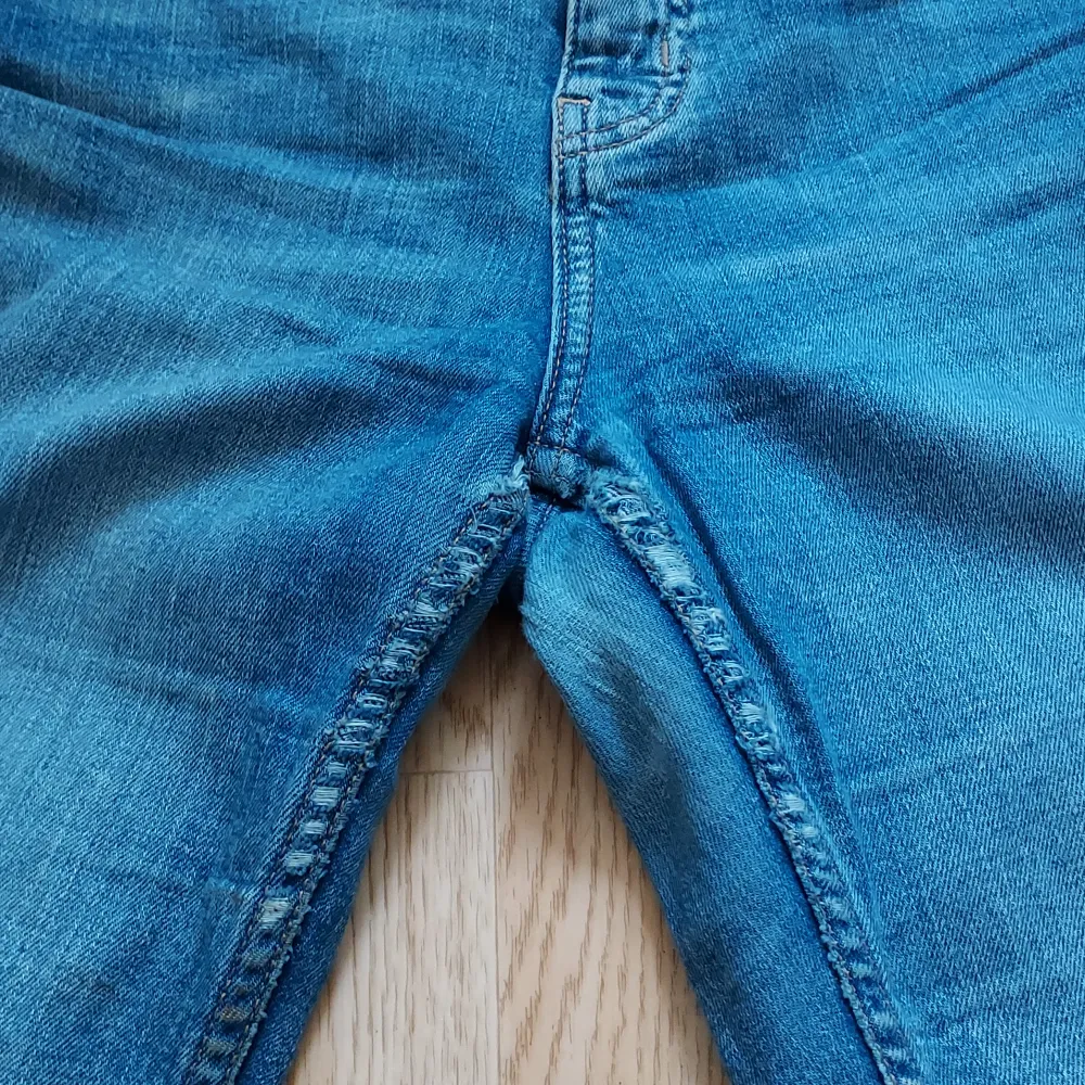 Straight jeans med hög midja! Från HM och i fint skick. Lite slitna mellan benen men annars bra☺️ Kameran gör så att jeansen ser lite mer vibranta ut men irl ser färgen svagare ut. Jeans & Byxor.