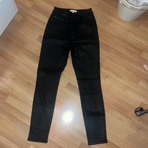 Skinnbyxor - Skinnbyxor i storlek 38 men hade lätt passat en 34&36 då de är rätt så stretchiga