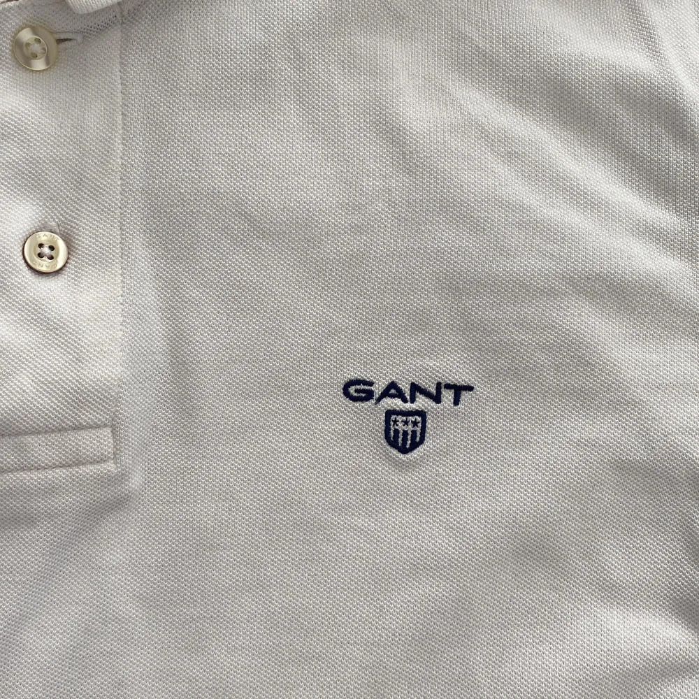 Gant Pique i bra skick, köpt ny i butik. Köpare står för frakt och betalning sker via swish🤩. T-shirts.