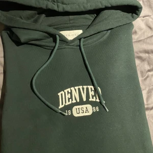 Hoodie med tryck - Grön hoodie med broderat tryck. Från Pier One köpt på Zalando. Använd 2 gånger. Hör av er vid frågor☺️