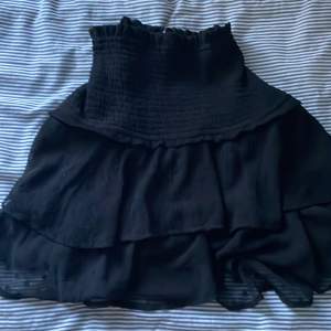 Snygg svart kjol som passar perfekt till allt på sommarn, men tyvärr lite stor för mig💗kjolen är i storlek xs och är stretchig så funkar till s oxå, har aldrig använt 💗