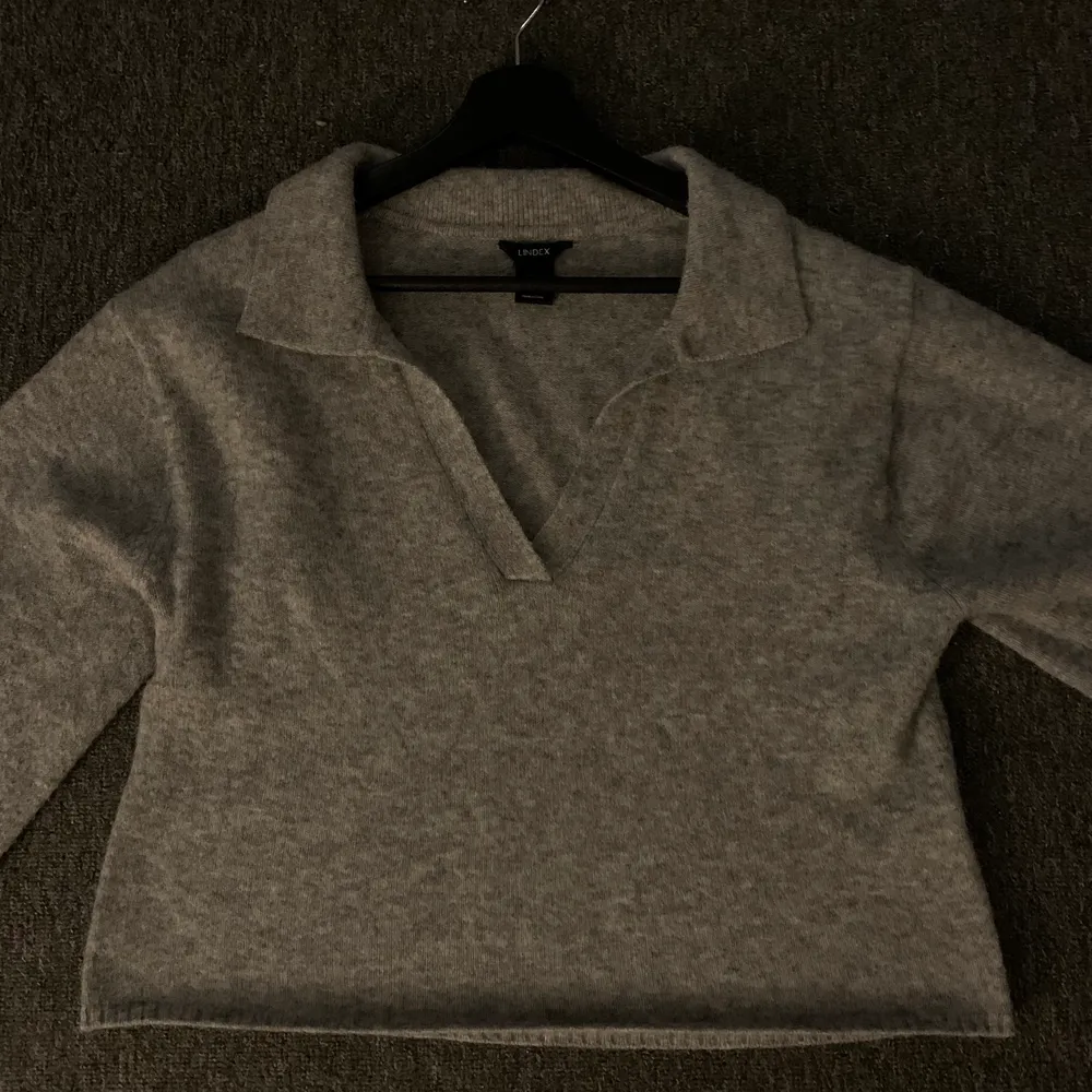 Säljer denna gråa ”stickade” tröja från Lindex, då den aldrig kommer till användning. Använd fåtals gånger! Strl S. Nypris 299kr, säljer för 190kr. Priset kan diskuteras. Köparen står för frakten!🖤. Tröjor & Koftor.