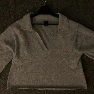 Säljer denna gråa ”stickade” tröja från Lindex, då den aldrig kommer till användning. Använd fåtals gånger! Strl S. Nypris 299kr, säljer för 190kr. Priset kan diskuteras. Köparen står för frakten!🖤