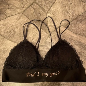 Bralette  - Jätte fin bralette/bh från ett uf förtag, med ett viktigt budskap på, endast provad med säljer då den är för liten för mig som har D-kupa. Nypris 200kr. Storlek M. Frakt tillkommer🥰